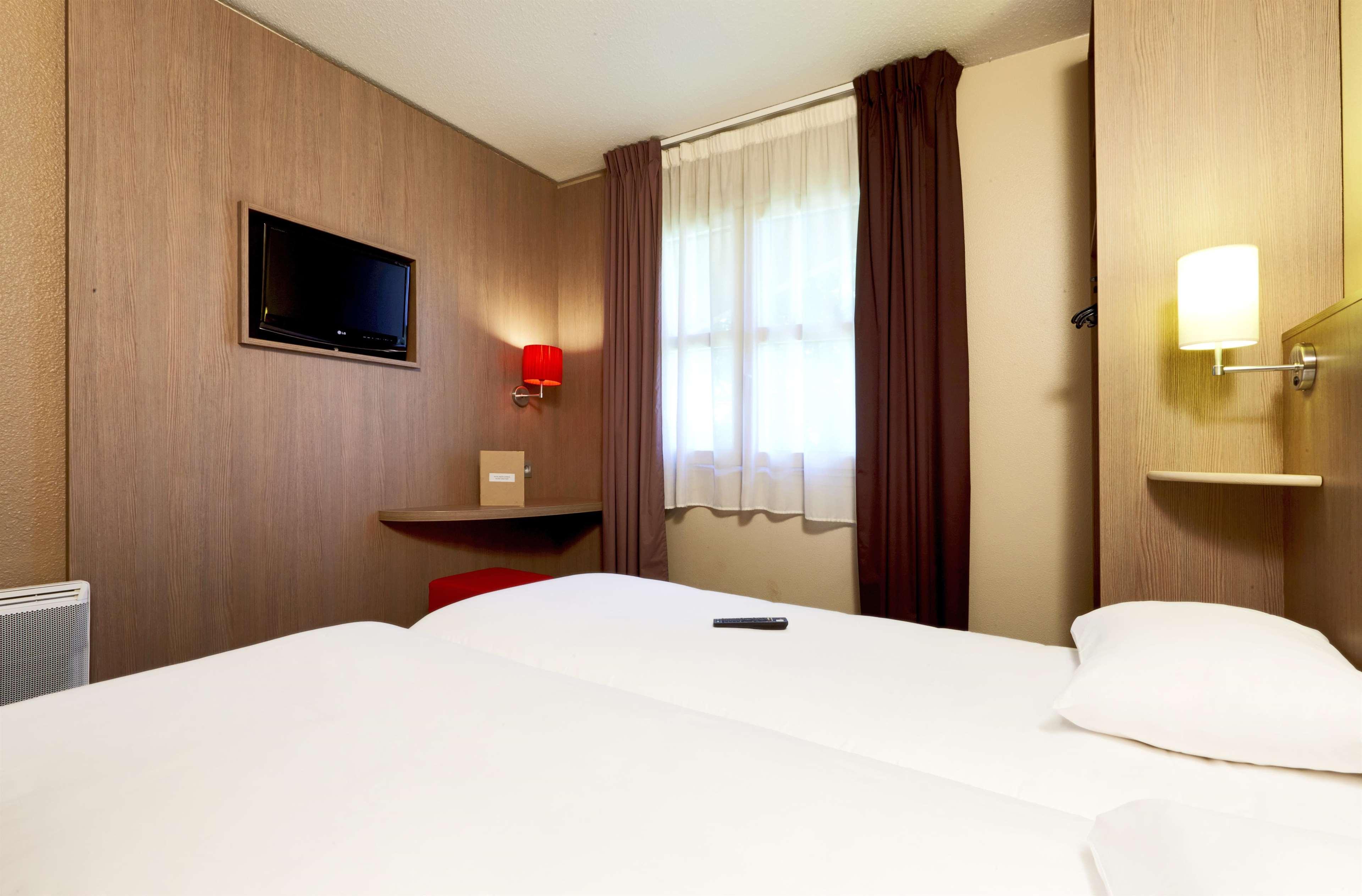 Brit Hotel Essentiel Cholet Exteriör bild